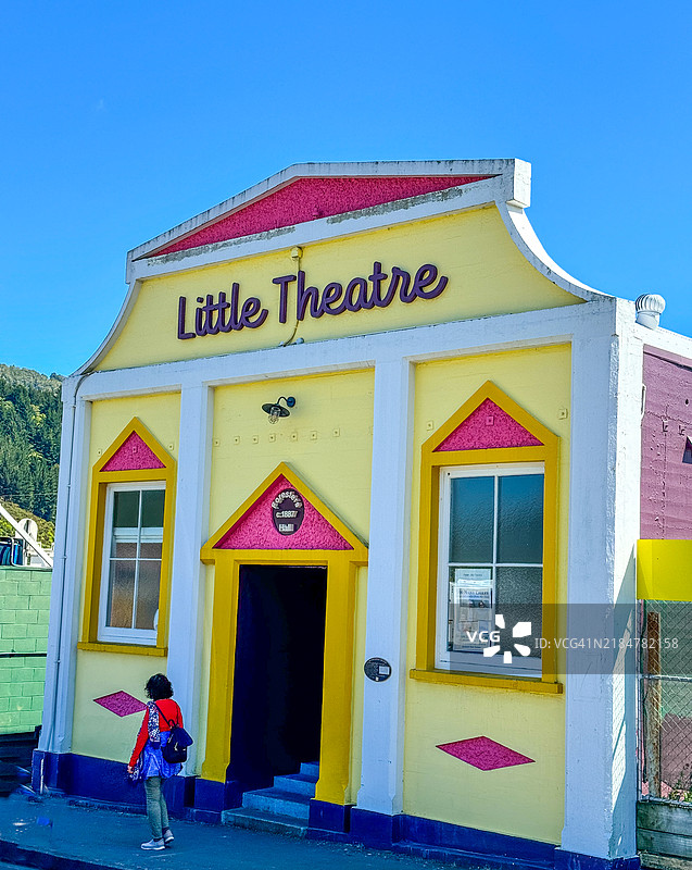 一位女性走过皮克顿小剧院，这是位于皮克顿的一个表演艺术公司。图片素材