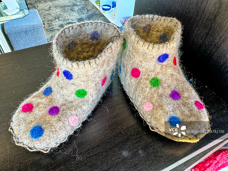 在皮克顿出售的彩色美利奴羊毛拖鞋图片素材