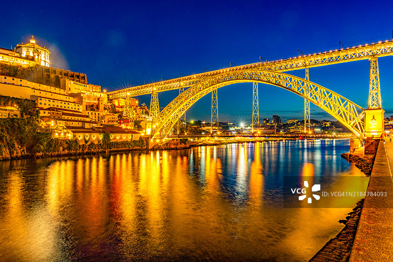 波尔图，葡萄牙的杜罗河和路易斯一世大桥的景观，塞拉多皮拉修道院圣奥古斯丁教堂图片素材