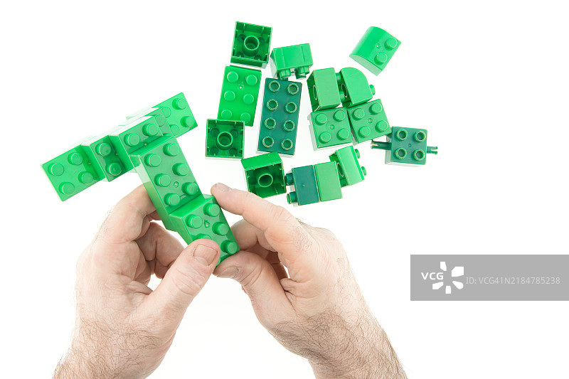 有心理疾病的老年人正在玩塑料积木。图片素材