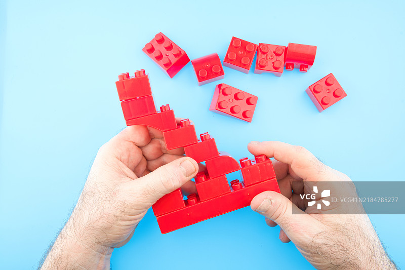 有心理疾病的老年人正在玩塑料积木。图片素材