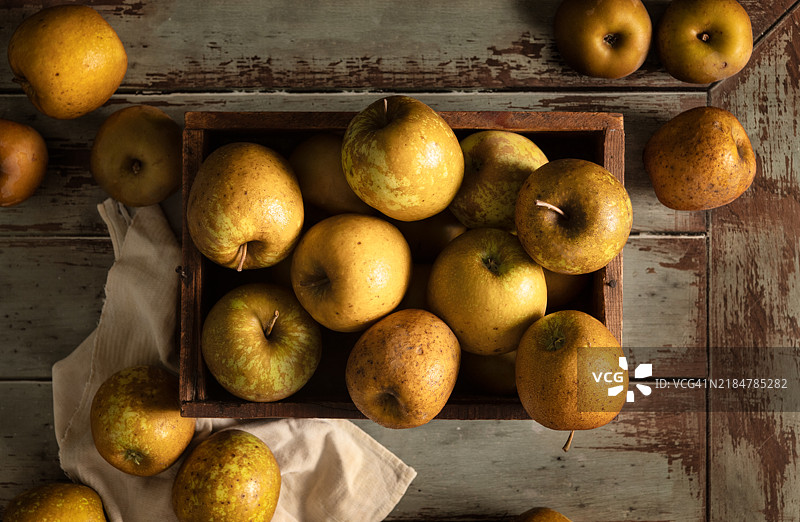 农民的新鲜苹果装在木箱里图片素材