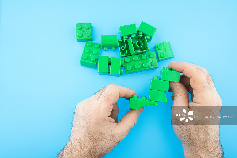 有心理疾病的老年人正在玩塑料积木。图片素材