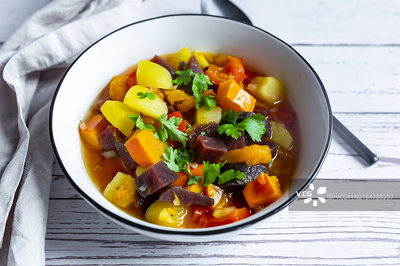 土豆炖菜，配有南瓜、胡萝卜、甜菜和香菜图片素材