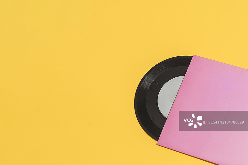 孤立在黄色背景上的黑胶唱片图片素材