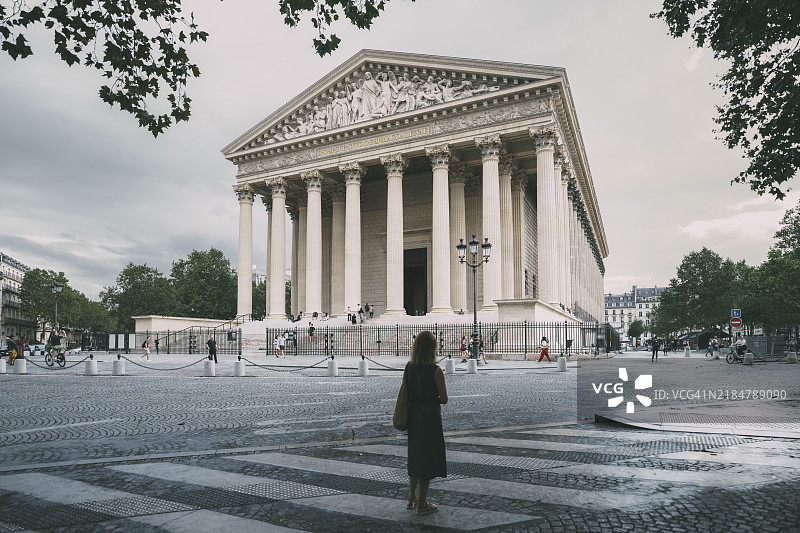 在法国巴黎圣玛丽·玛德琳教堂前的女性图片素材
