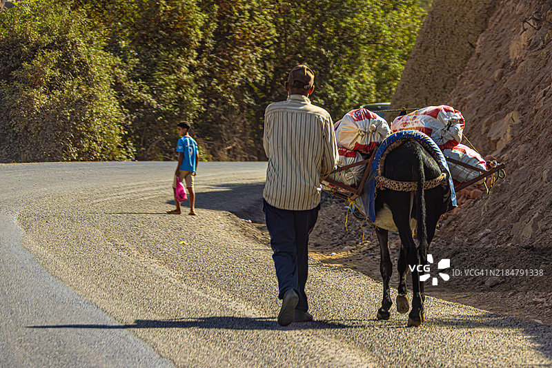 摩洛哥乡村道路上的生活图片素材