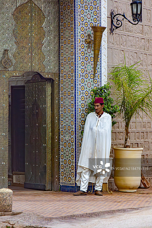 传统摩洛哥服饰在华丽的入口前图片素材