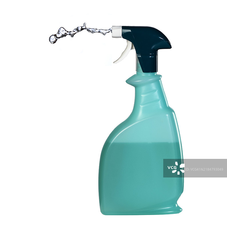 白色背景上的喷雾瓶，喷出消毒液。图片素材