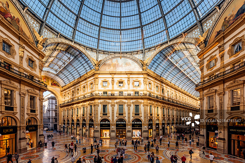 米兰埃马努埃尔二世购物长廊的奢侈品精品店内购物的人们，俯瞰视角图片素材