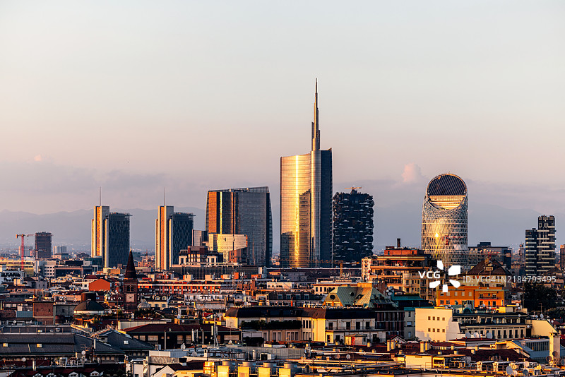 米兰意大利Porta Nuova商业区的现代摩天大楼在日落时分图片素材