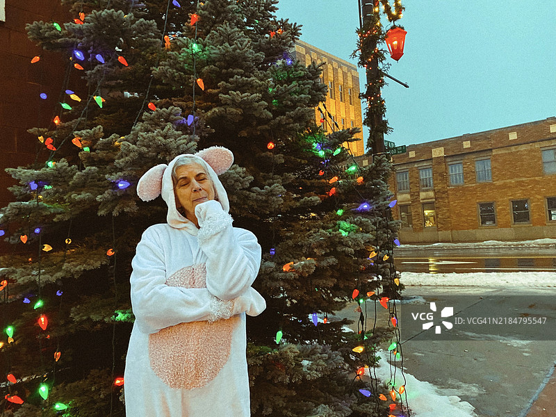 圣诞节时，奶奶穿着兔子服装在市中心。图片素材