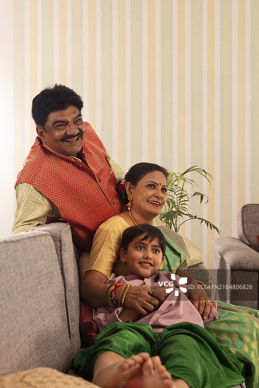 老年夫妇与孙子坐在客厅里的肖像图片素材