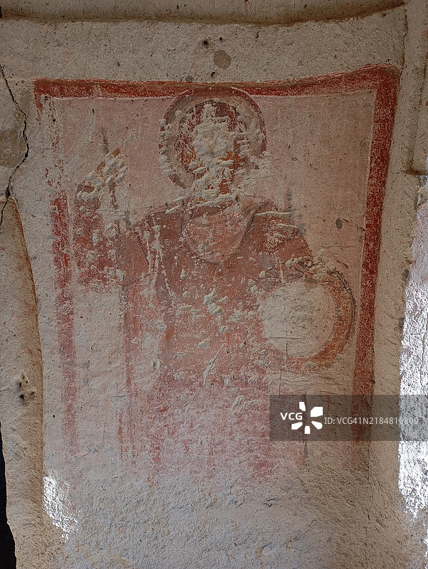 岩石石柱中的洞穴教堂图片素材