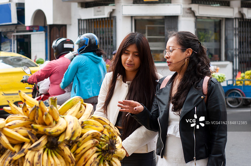 两位女性游客在乡村水果市场参观图片素材