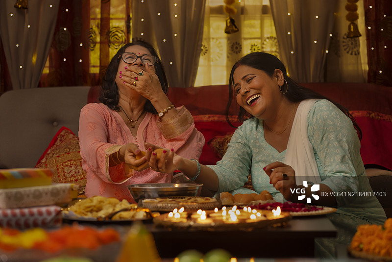 婆婆和儿媳在排灯节制作拉杜。图片素材