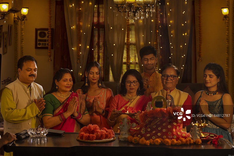 印度家庭在家中庆祝排灯节，向神灵祈祷图片素材