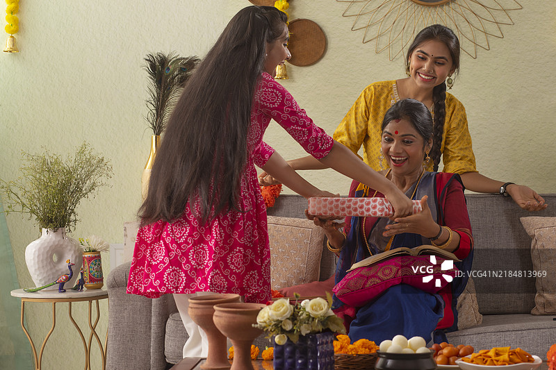 孟加拉家庭在节日中互赠礼物图片素材