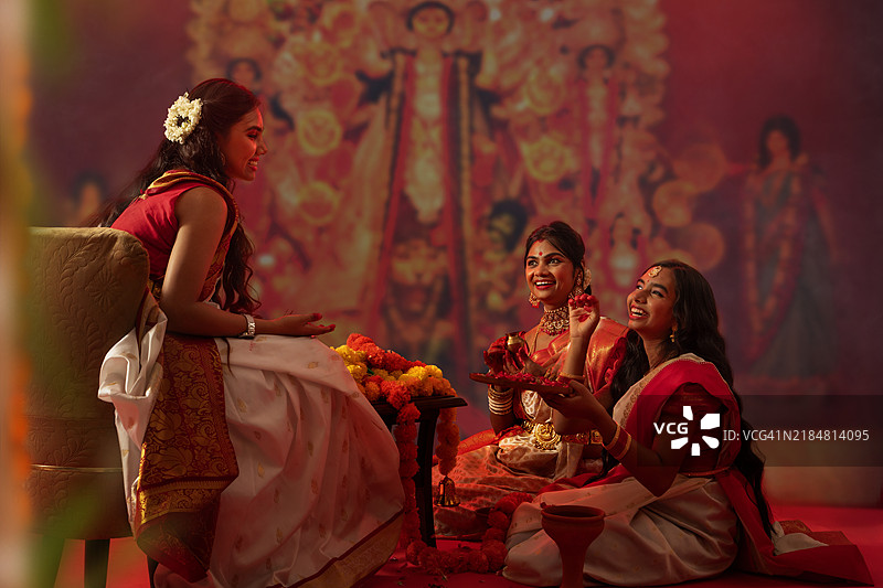 孟加拉家庭在杜尔迦普贾节制作花环图片素材