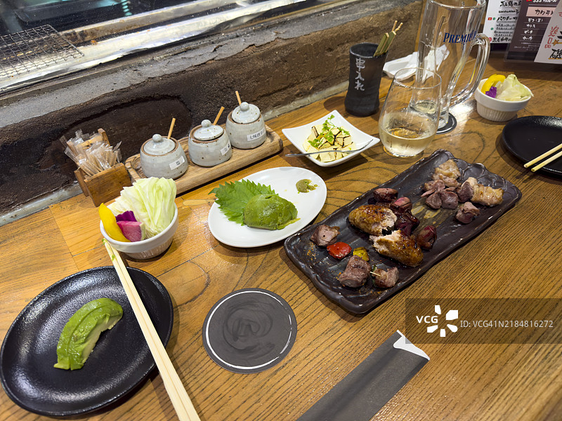 惠比寿居酒屋的烧鸟和饮品图片素材