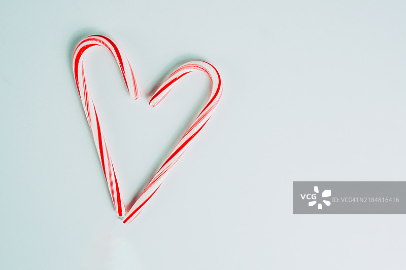 可爱的糖果手杖组成的心形圣诞背景图片素材