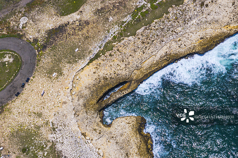 悬崖上波浪拍打的俯视图图片素材
