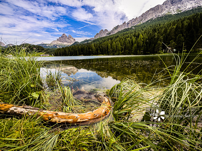 米苏里纳湖（Lago di Misurina）周围徒步旅行的景观，意大利威尼托大区阿乌伦佐·迪·卡多雷。XII图片素材