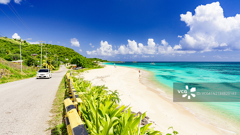 汽车在热带泻湖的海岸公路上行驶图片素材