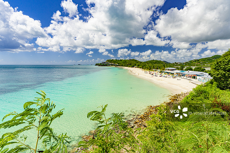 郁郁葱葱的热带植物环绕着一个理想的海滩图片素材