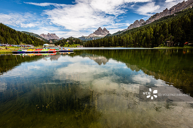 米苏里纳湖（Lago di Misurina）周围徒步旅行的景观，意大利威尼托大区阿乌伦佐·迪·卡多雷。图片素材