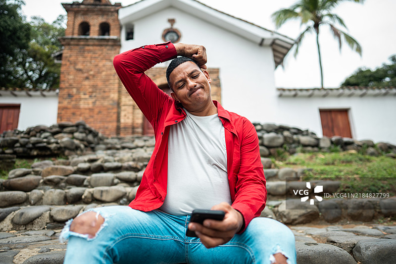 在城市中担心的成熟男性使用手机图片素材