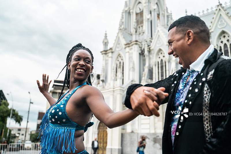 在哥伦比亚卡利，一对舞者正在跳萨尔萨舞图片素材