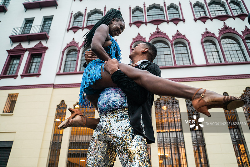 在哥伦比亚卡利，一对舞者正在跳萨尔萨舞图片素材