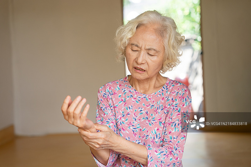 独居的老年女性，关节炎，腕管综合症图片素材
