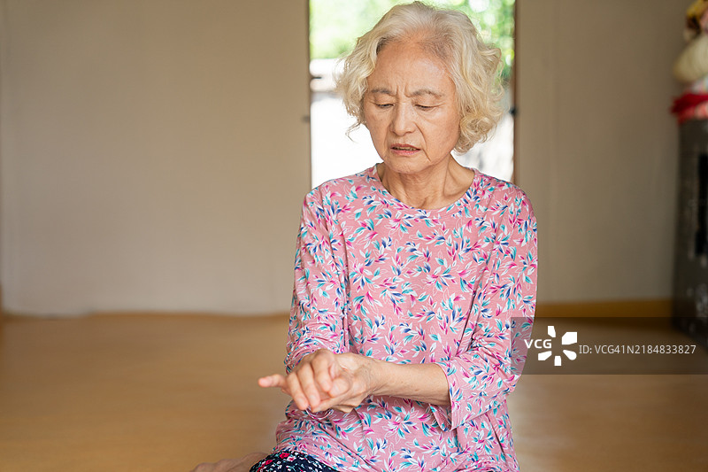 独居的老年女性，关节炎，腕管综合症图片素材