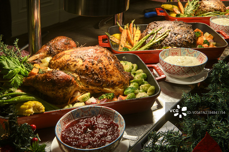 圣诞节的烤火鸡、牛肉和羊肉图片素材