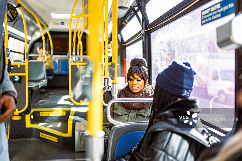 城市公交上的早高峰通勤图片素材