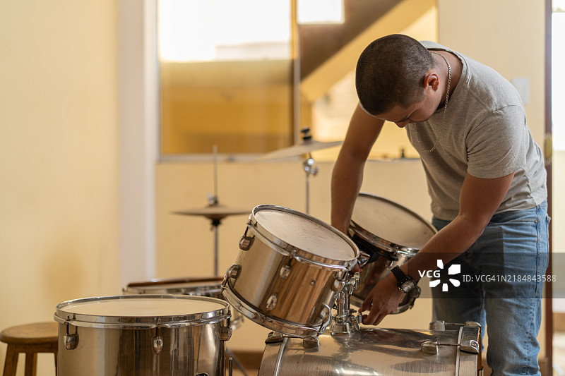 音乐家正在组装鼓组以进行演奏图片素材