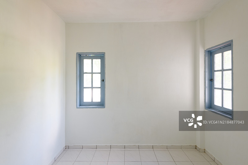 白色空房间，带窗户图片素材