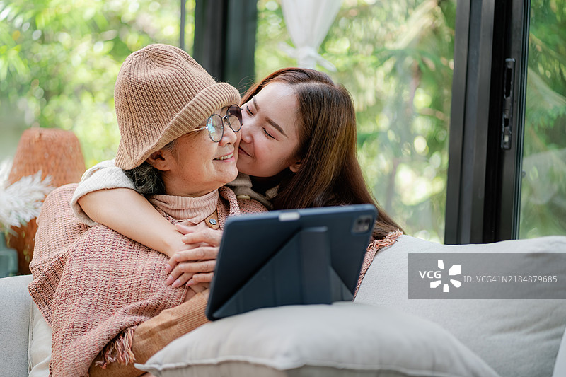 母女在家中相拥的肖像，展现了她们之间的亲密关系。图片素材