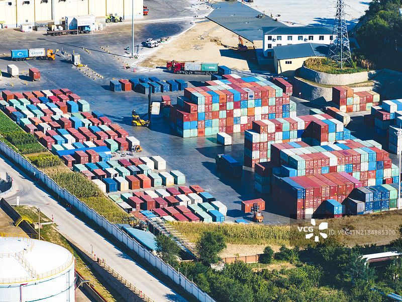 叉车在高空视角下搬运集装箱图片素材