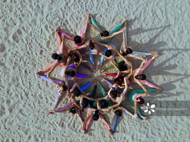 海滩上的瑜伽团体图片素材