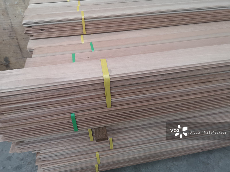 一堆木材，木材整齐排列成行图片素材