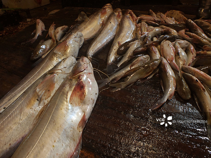 时钟塔周围的市场图片素材