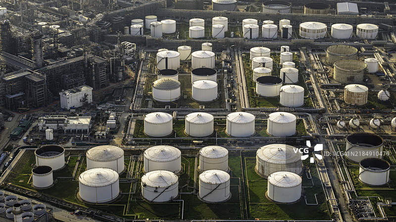 石油炼油厂、油罐和化工厂的鸟瞰图。图片素材