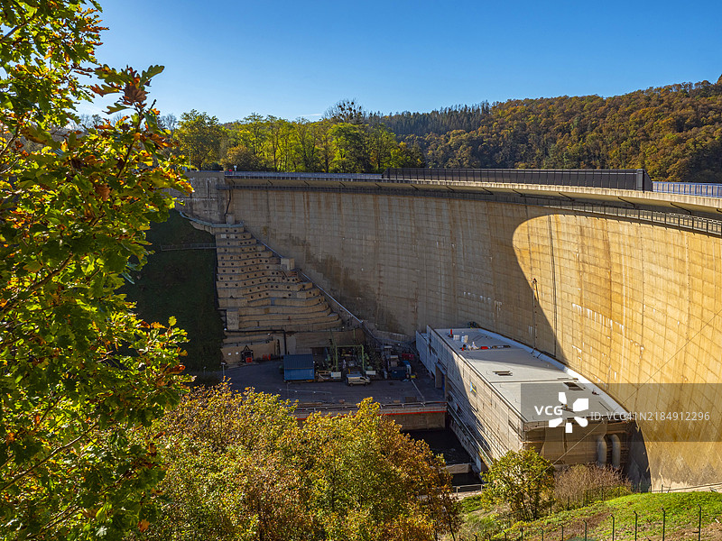 卢森堡威尔茨区埃施-苏尔附近的索尔河大坝图片素材