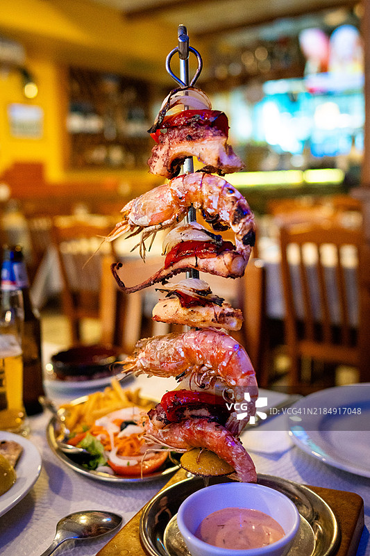 精致的美食优雅地摆放在桌上，配有银色餐叉图片素材