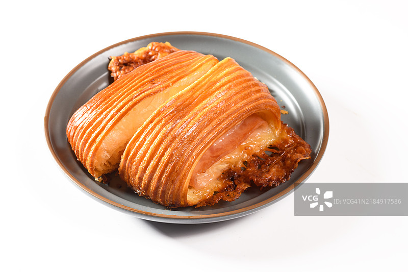 白色背景上的盘子里的可颂面包图片素材