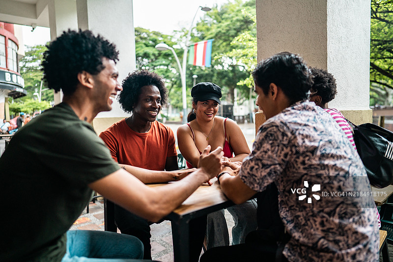朋友们在餐厅里交谈图片素材