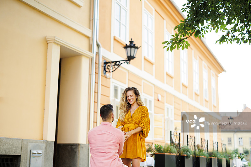 年轻男子在街上向女友求婚图片素材